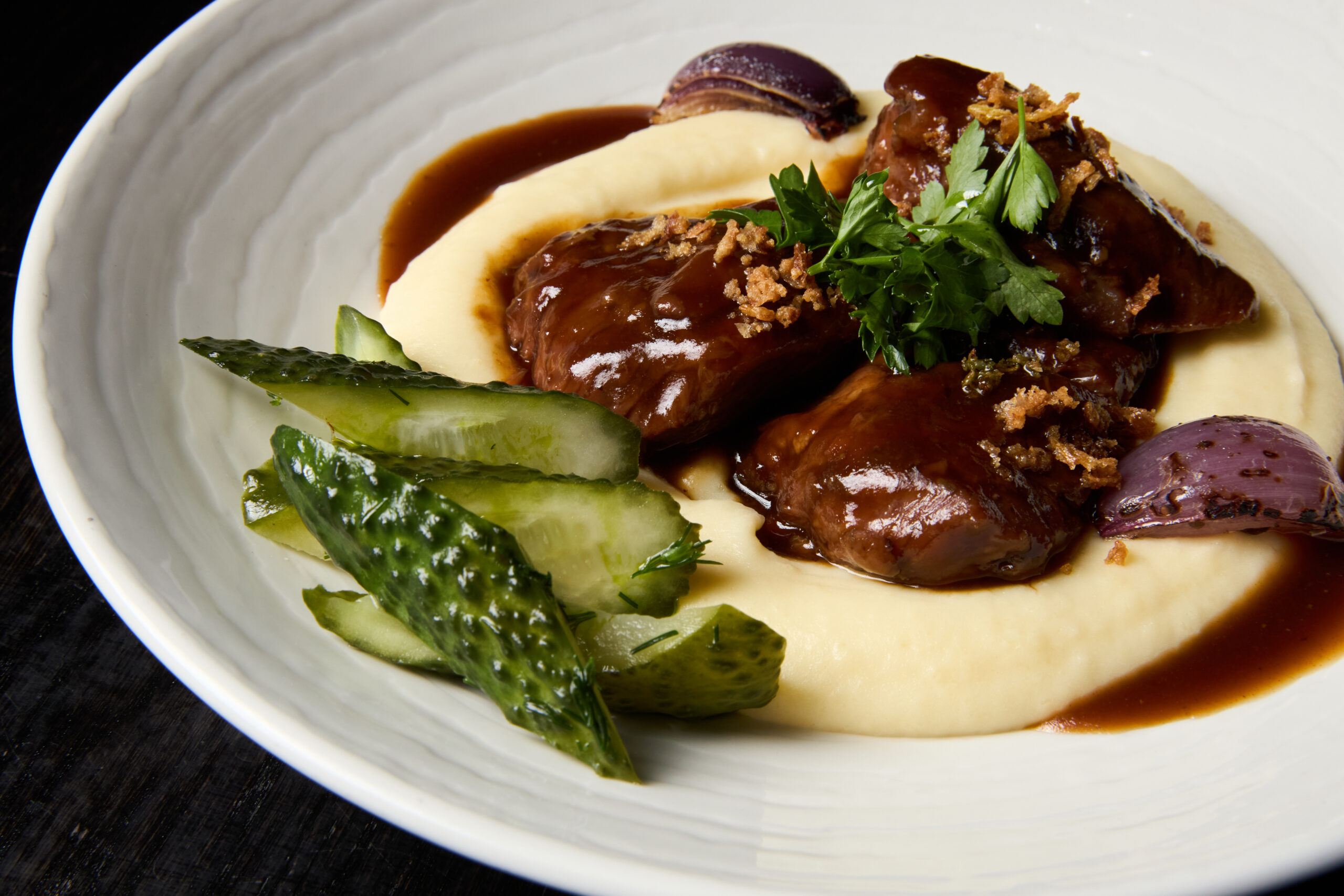 Томлена яловичина з картопляним пюре