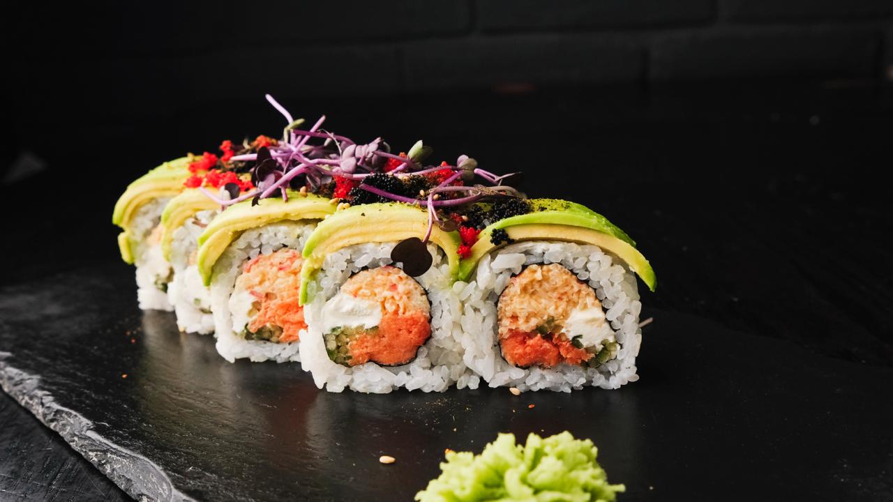 Рол із копченим лососем