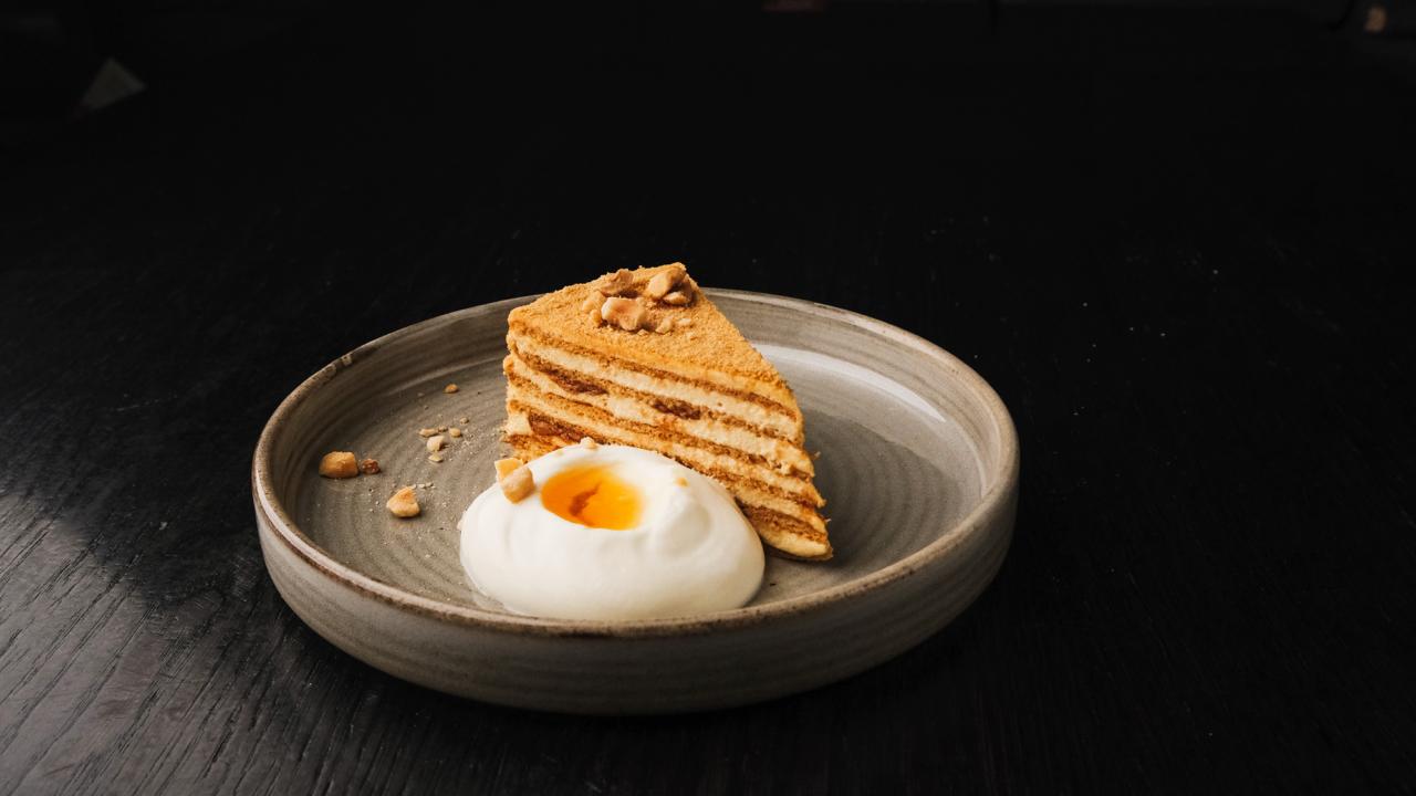 Медівник з сметанковим мусом