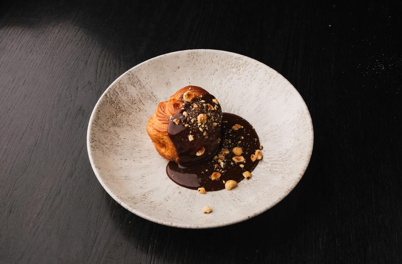 Профітроль з гарячим шоколадом