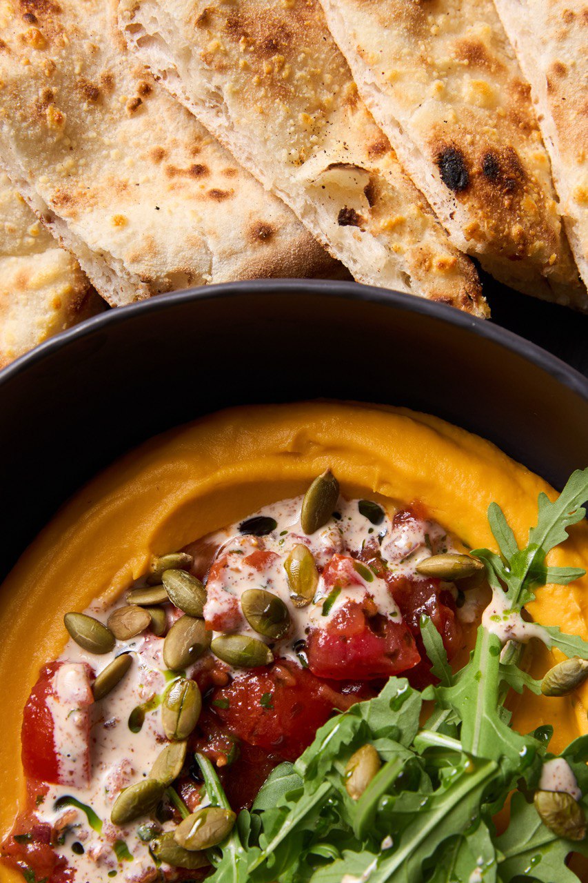 Хумус з гарбуза з томатною сальсою