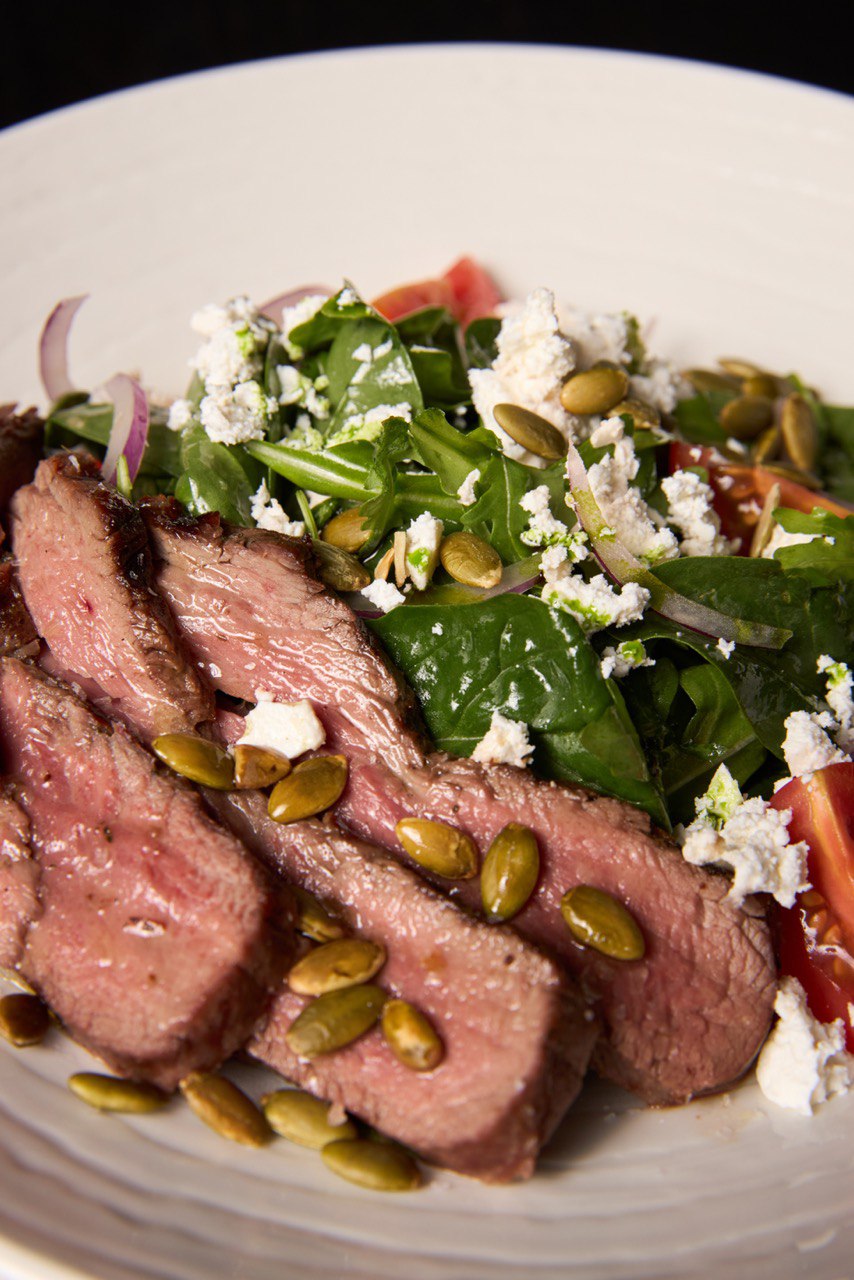 Салат з гарбузовим кремом та яловичиною