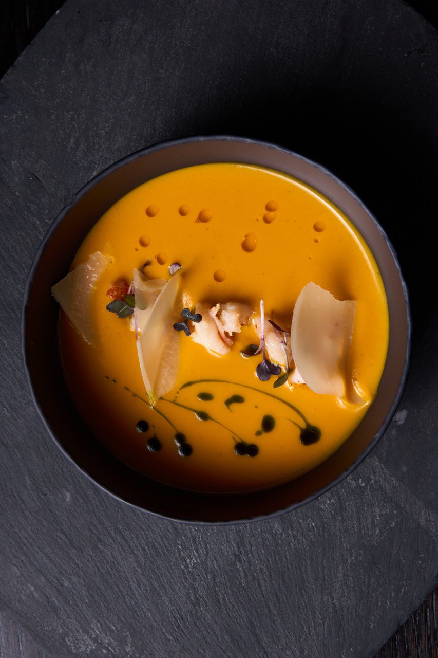 Гарбузовий крем-суп з карамельною креветкою